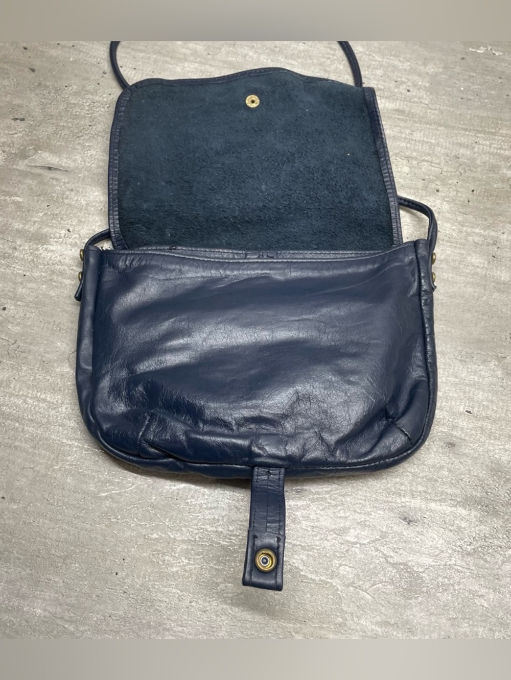 vintage Leather Crossbody Bag Womens Medium Navy Blue Good Soft Flap Brass - Picture 3 of 8